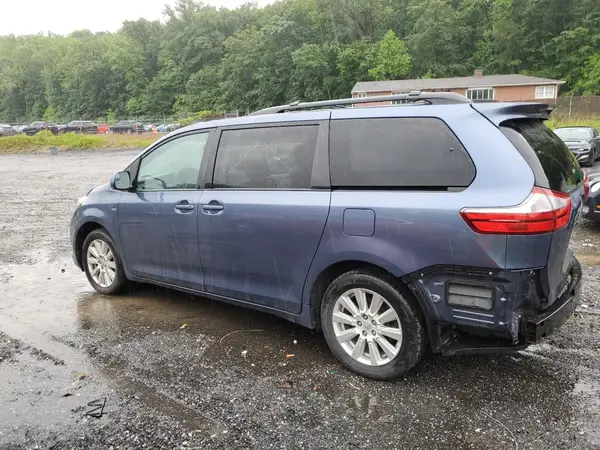 5TDJZ3DC1HS146559 2017 TOYOTA SIENNA - Image 2