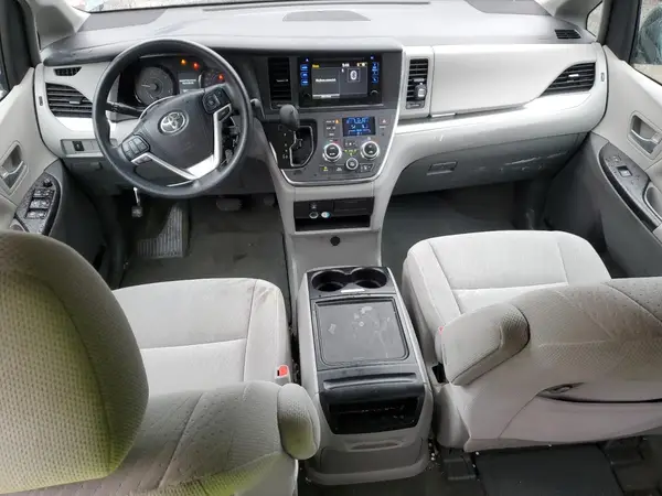 5TDJZ3DC1HS146559 2017 TOYOTA SIENNA - Image 8