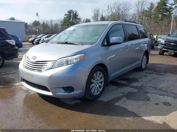 5TDJZ3DC1HS156993 2017 TOYOTA SIENNA - Image 2