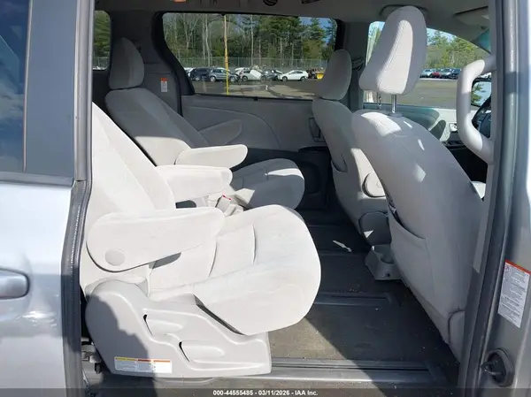 5TDJZ3DC1HS156993 2017 TOYOTA SIENNA - Image 8