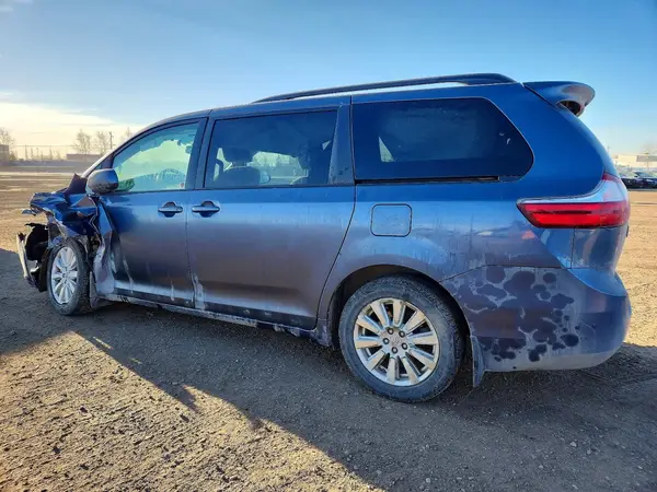 5TDJZ3DC1HS160087 2017 TOYOTA SIENNA - Image 2