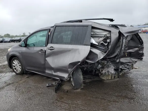5TDJZ3DC1HS164656 2017 TOYOTA SIENNA - Image 2