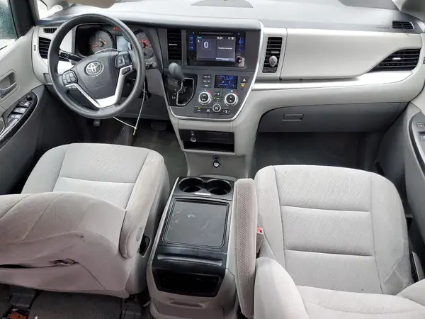 5TDJZ3DC1HS164656 2017 TOYOTA SIENNA - Image 8