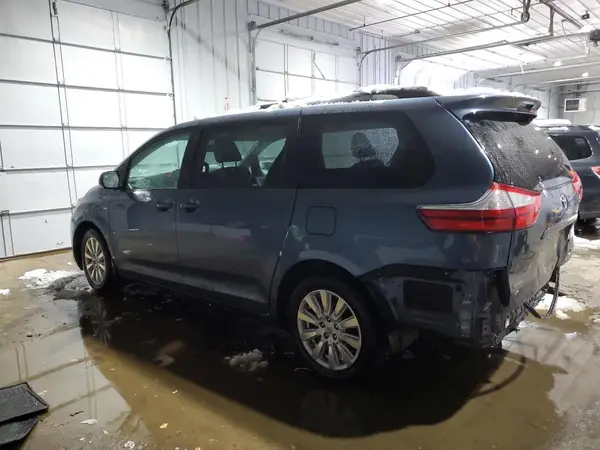 5TDJZ3DC1HS166794 2017 TOYOTA SIENNA - Image 2