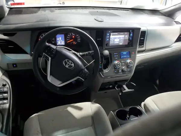5TDJZ3DC1HS166794 2017 TOYOTA SIENNA - Image 8