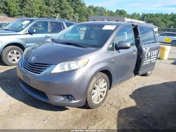 5TDJZ3DC1HS169243 2017 TOYOTA SIENNA - Image 2