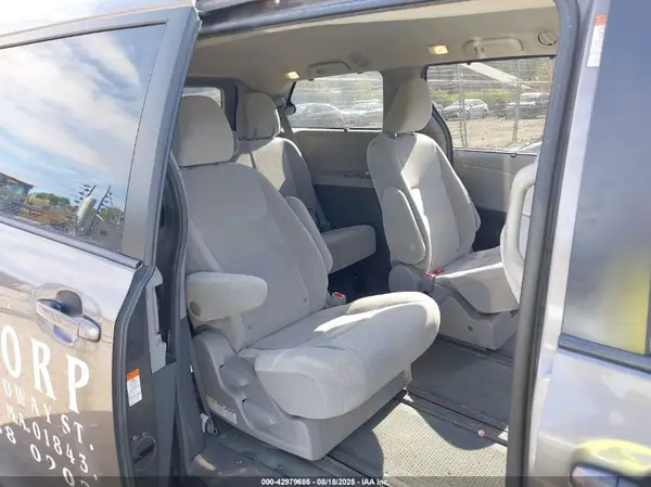 5TDJZ3DC1HS169243 2017 TOYOTA SIENNA - Image 8