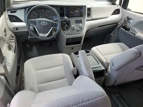 5TDJZ3DC1HS176886 2017 TOYOTA SIENNA - Image 8