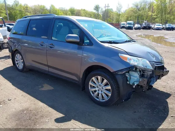 5TDJZ3DC1HS181666 2017 TOYOTA SIENNA - Image 1