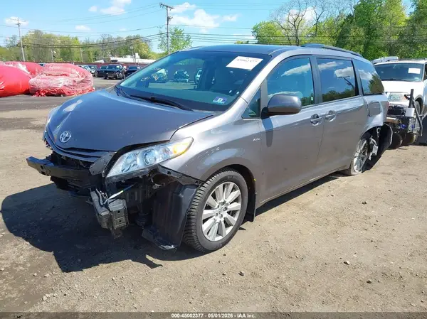 5TDJZ3DC1HS181666 2017 TOYOTA SIENNA - Image 2