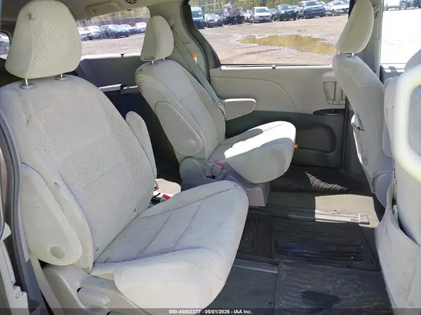 5TDJZ3DC1HS181666 2017 TOYOTA SIENNA - Image 8