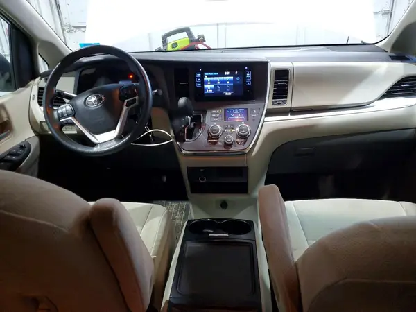 5TDJZ3DC1HS181831 2017 TOYOTA SIENNA - Image 8