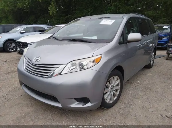 5TDJZ3DC1HS184146 2017 TOYOTA SIENNA - Image 2