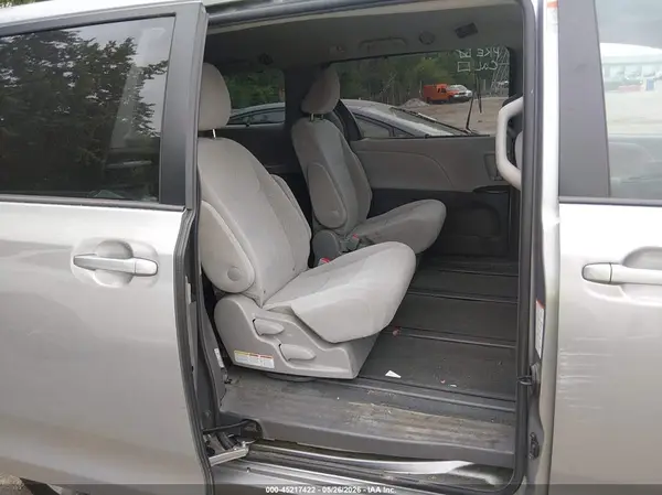 5TDJZ3DC1HS184146 2017 TOYOTA SIENNA - Image 8