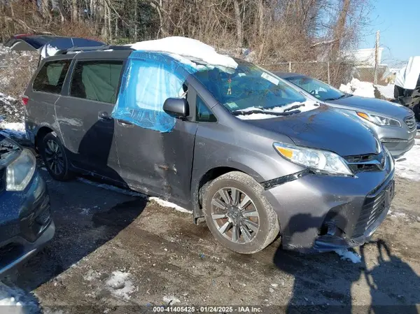 5TDJZ3DC1JS201842 2018 TOYOTA SIENNA - Image 1