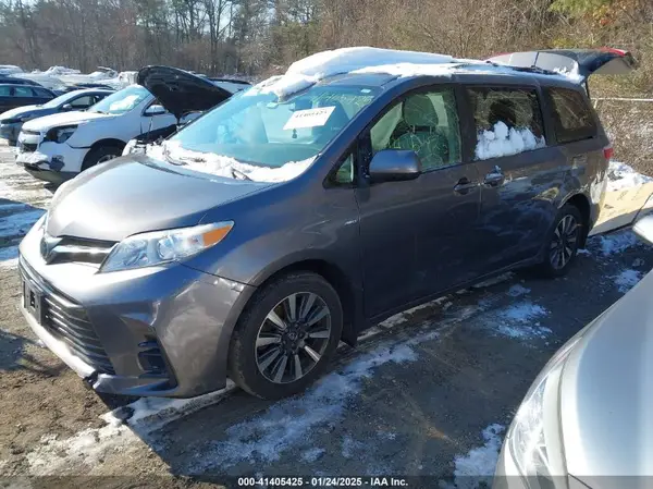 5TDJZ3DC1JS201842 2018 TOYOTA SIENNA - Image 2