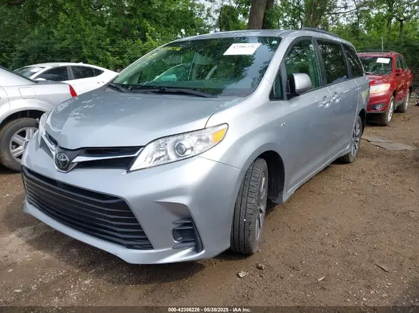 5TDJZ3DC1KS223793 2019 TOYOTA SIENNA - Image 2