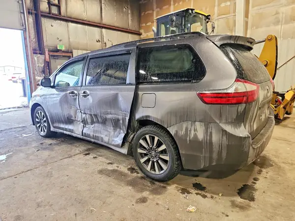 5TDJZ3DC1KS227049 2019 TOYOTA SIENNA - Image 2