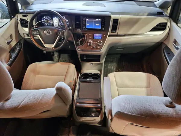 5TDJZ3DC1KS227049 2019 TOYOTA SIENNA - Image 8