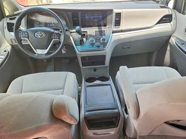 5TDJZ3DC2HS146392 2017 TOYOTA SIENNA - Image 8