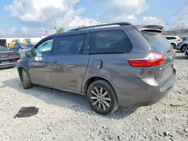 5TDJZ3DC2HS153486 2017 TOYOTA SIENNA - Image 2