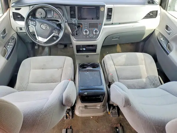 5TDJZ3DC2HS153486 2017 TOYOTA SIENNA - Image 8