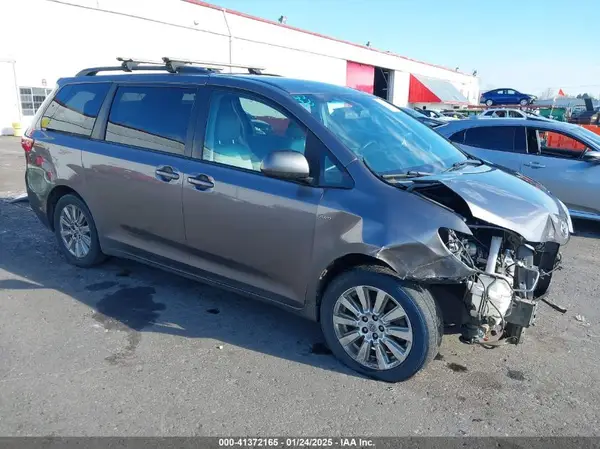 5TDJZ3DC2HS154993 2017 TOYOTA SIENNA - Image 1