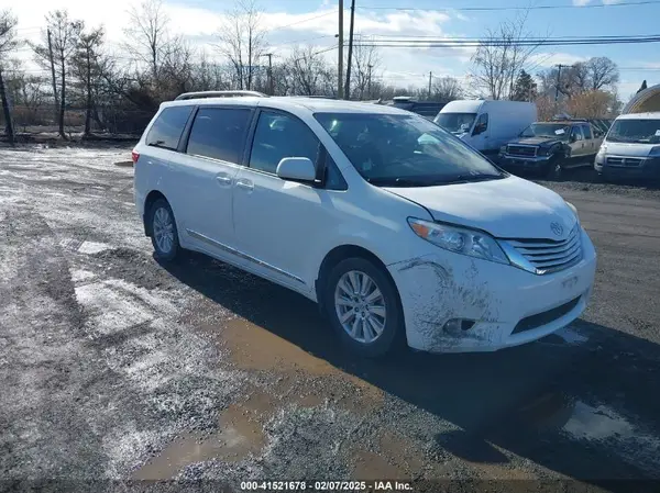 5TDJZ3DC2HS158476 2017 TOYOTA SIENNA - Image 1