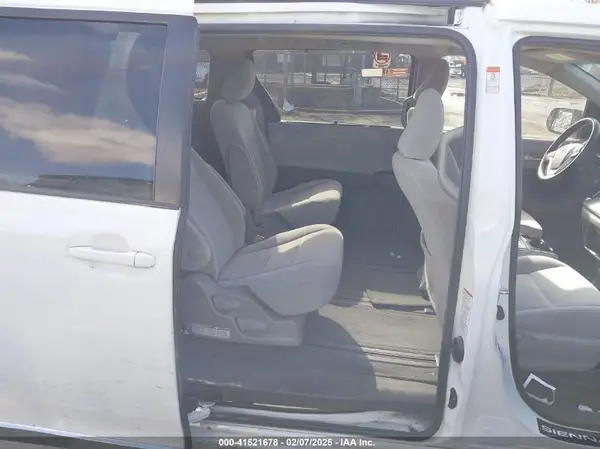 5TDJZ3DC2HS158476 2017 TOYOTA SIENNA - Image 8