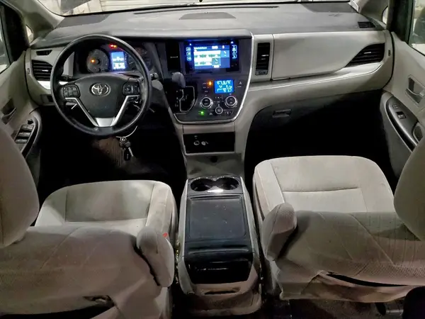 5TDJZ3DC2HS162155 2017 TOYOTA SIENNA - Image 8