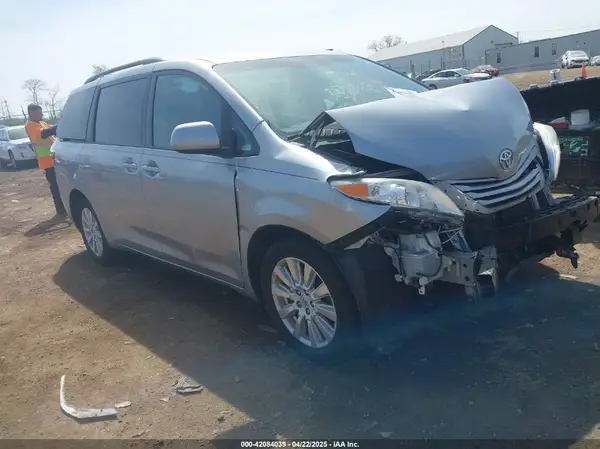 5TDJZ3DC2HS166433 2017 TOYOTA SIENNA - Image 1