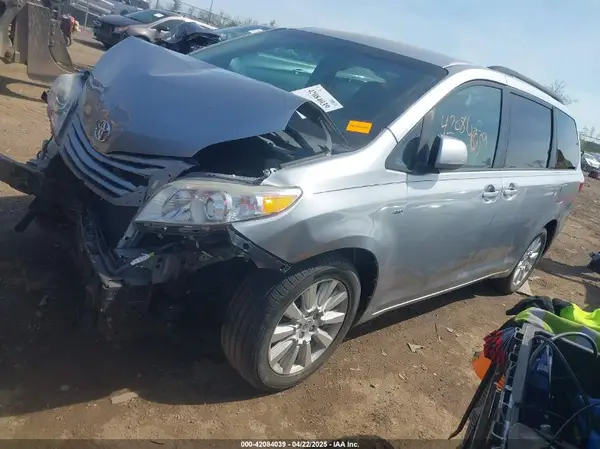 5TDJZ3DC2HS166433 2017 TOYOTA SIENNA - Image 2