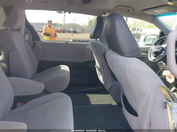 5TDJZ3DC2HS166433 2017 TOYOTA SIENNA - Image 8