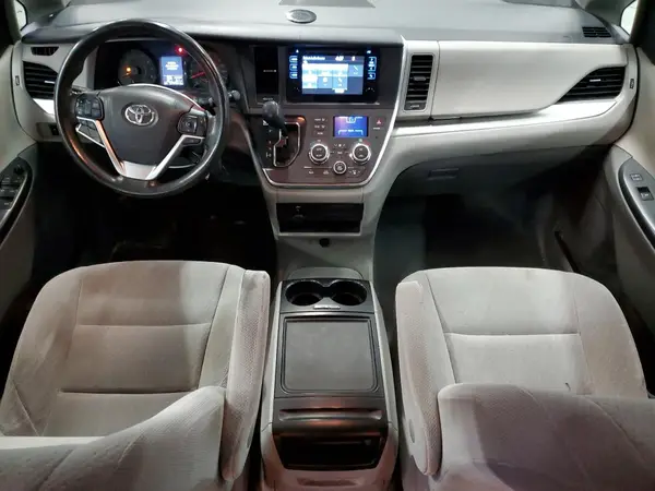 5TDJZ3DC2HS171034 2017 TOYOTA SIENNA - Image 8
