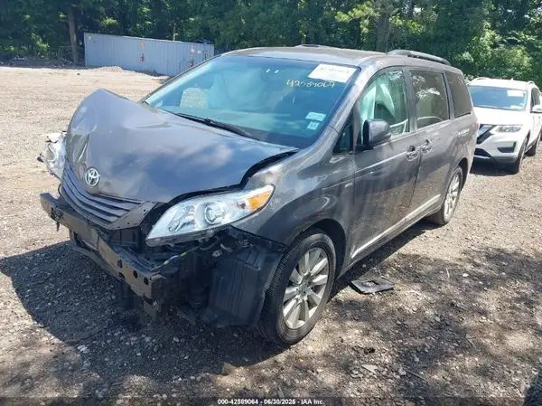 5TDJZ3DC2HS171132 2017 TOYOTA SIENNA - Image 2