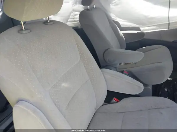 5TDJZ3DC2HS171132 2017 TOYOTA SIENNA - Image 8