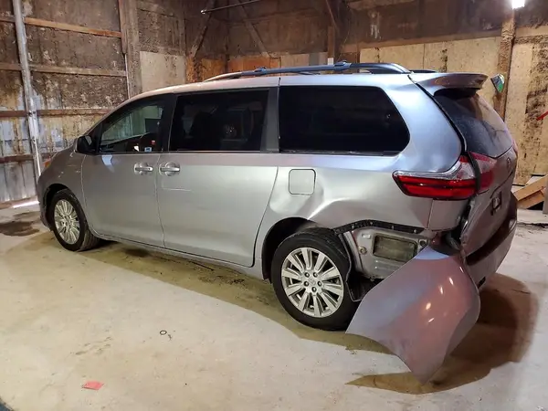 5TDJZ3DC2HS174287 2017 TOYOTA SIENNA - Image 2