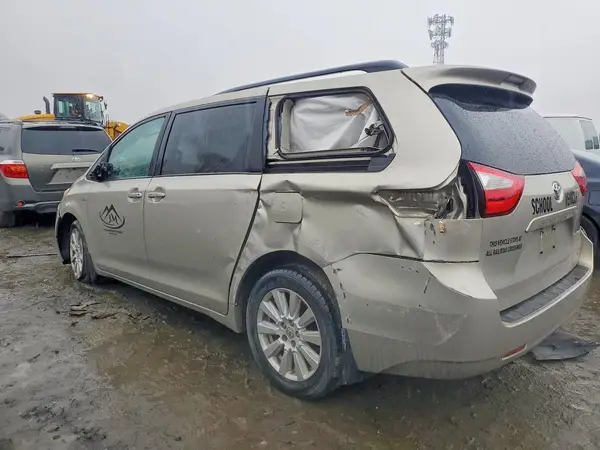5TDJZ3DC2HS180834 2017 TOYOTA SIENNA - Image 2