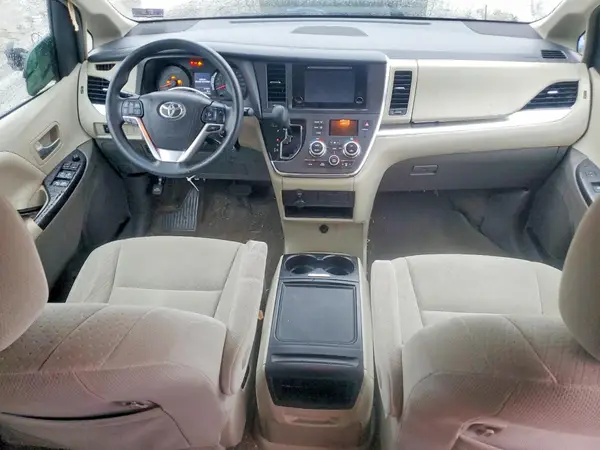 5TDJZ3DC2HS180834 2017 TOYOTA SIENNA - Image 8