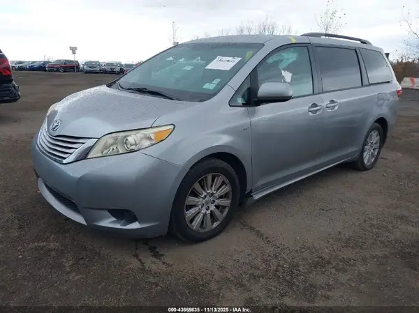 5TDJZ3DC2HS181238 2017 TOYOTA SIENNA - Image 2