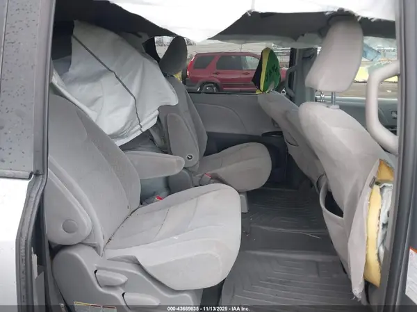 5TDJZ3DC2HS181238 2017 TOYOTA SIENNA - Image 8