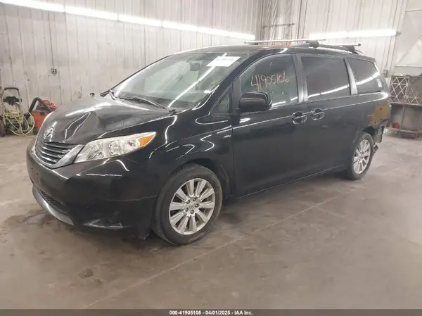 5TDJZ3DC2HS183619 2017 TOYOTA SIENNA - Image 2