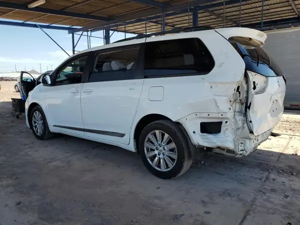 5TDJZ3DC2HS184057 2017 TOYOTA SIENNA - Image 2