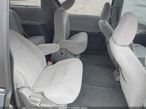 5TDJZ3DC2JS189135 2018 TOYOTA SIENNA - Image 8