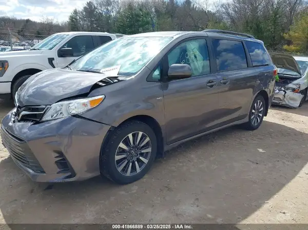 5TDJZ3DC2JS190396 2018 TOYOTA SIENNA - Image 2