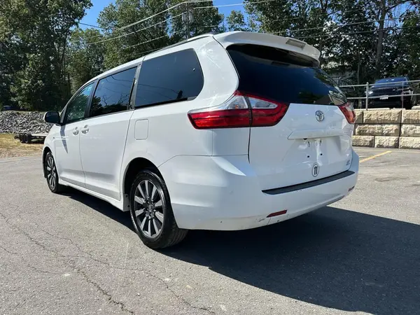 5TDJZ3DC2JS193797 2018 TOYOTA SIENNA - Image 2