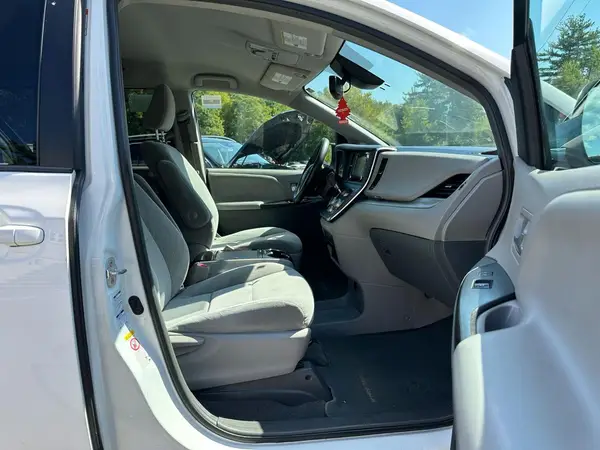 5TDJZ3DC2JS193797 2018 TOYOTA SIENNA - Image 8