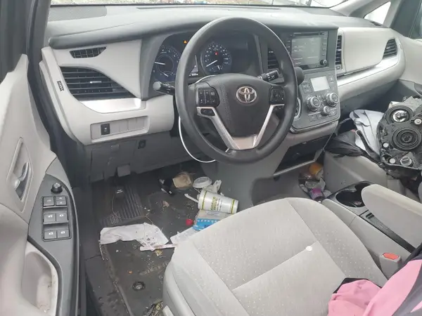 5TDJZ3DC2JS198580 2018 TOYOTA SIENNA - Image 8