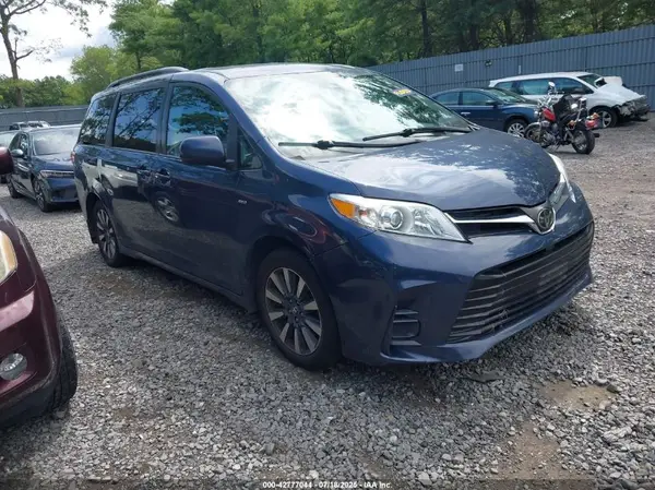 5TDJZ3DC2JS201512 2018 TOYOTA SIENNA - Image 1