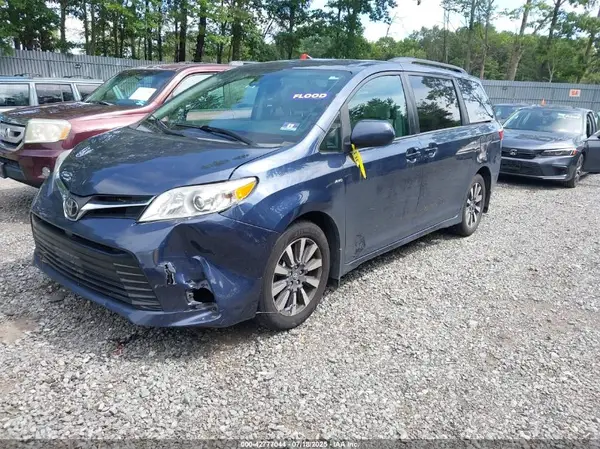 5TDJZ3DC2JS201512 2018 TOYOTA SIENNA - Image 2